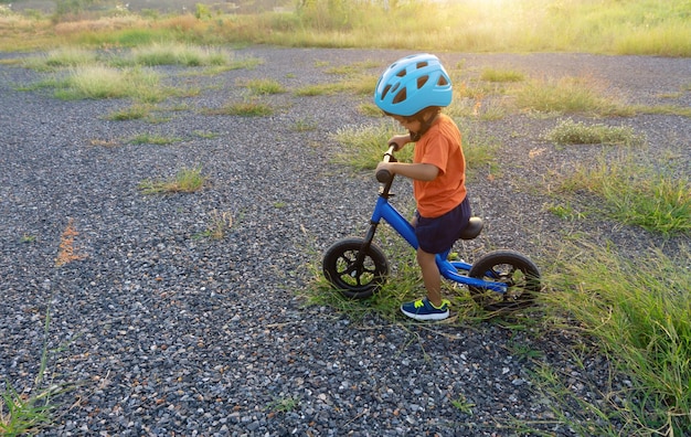 Photo boy riding bicycle on field