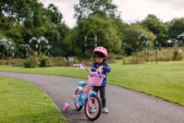 植物で自転車に乗る少年