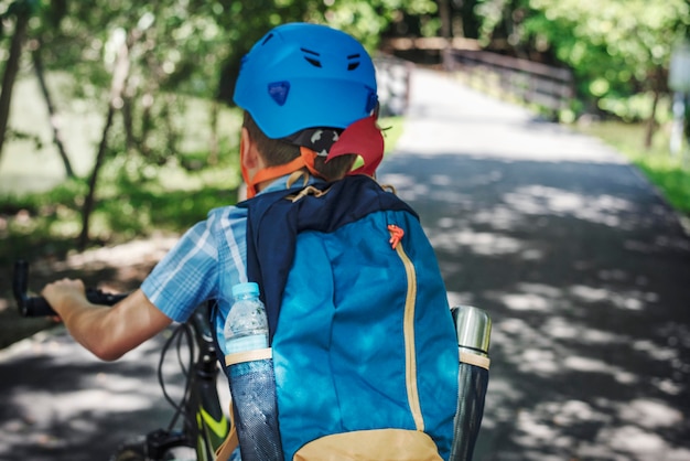 公園で自転車に乗る少年