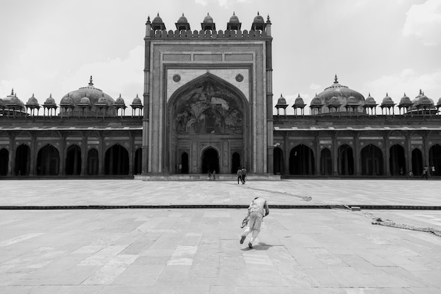 Photo boy running against building in city