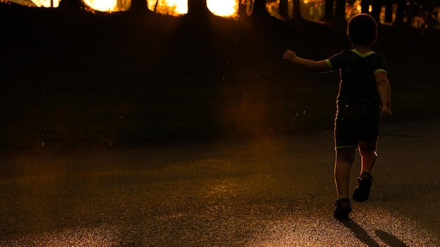 Photo boy running at night