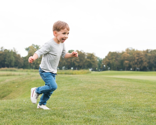 写真 草の上を走っていると幸せになる少年