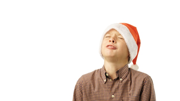 Foto ragazzo in cappello di babbo natale isolato su priorità bassa bianca.