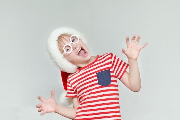 Photo boy in santa hats laughing and fooling around