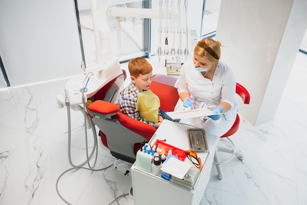 Мальчик доволен обслуживанием в стоматологическом кабинете. концепция детского стоматологического лечения