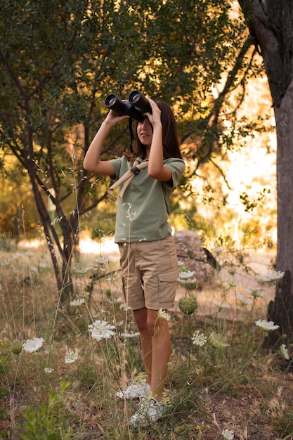 Photo boy scouts spending time in nature