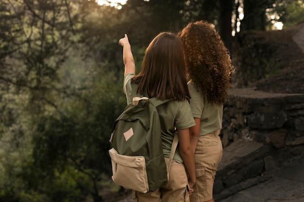 Foto i boy scout trascorrono del tempo nella natura