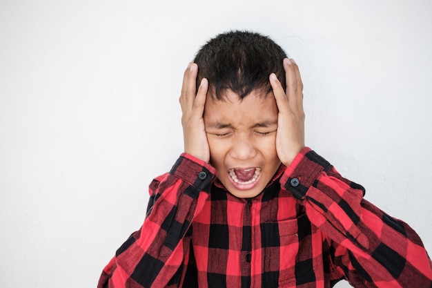 写真 白い背景で叫ぶ少年