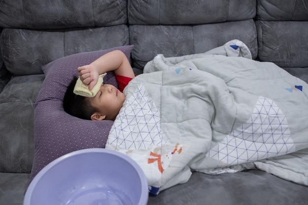 Foto ragazzo malato bambino malato ha la febbre bambino dorme sul letto