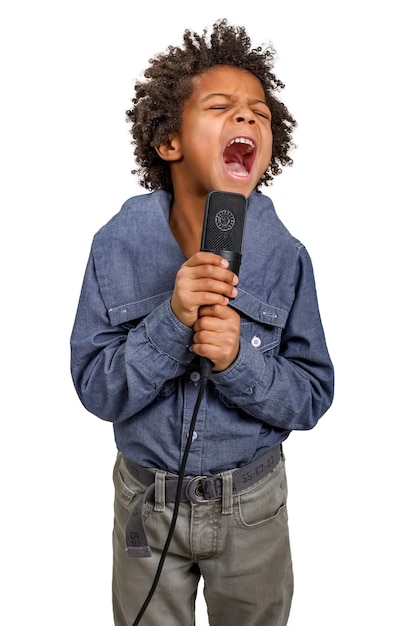 Foto il ragazzo canta.