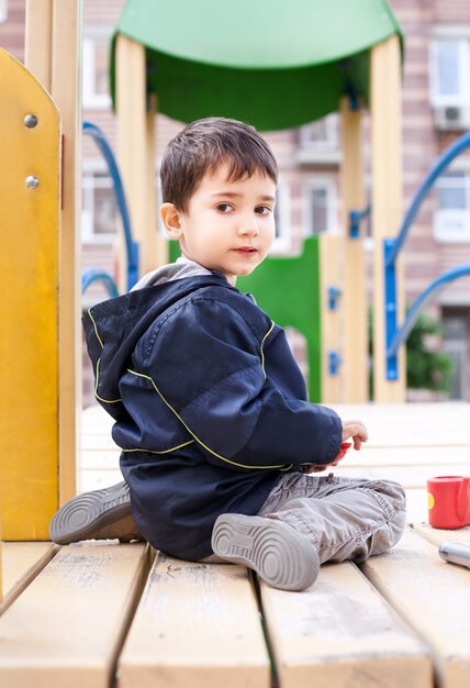 遊び場に座っている少年