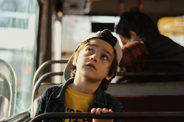 Foto ragazzo seduto sull'autobus