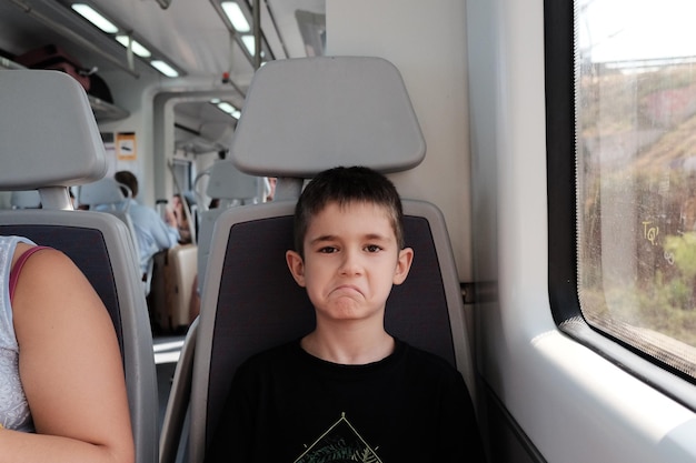 車に座っている少年