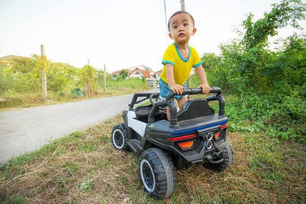 Photo boy sitting in car