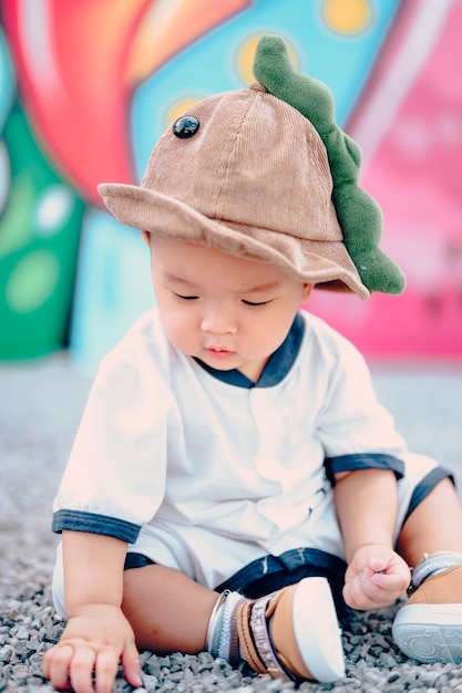 遊び場で床に座っている少年