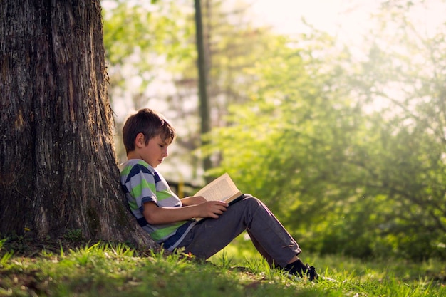 Photo boy sitting on grass