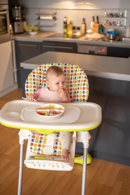 Photo boy sitting on table at home