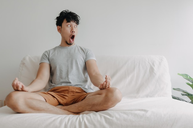 Photo boy sleeping on bed at home