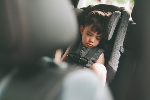 Photo boy sleeping in car