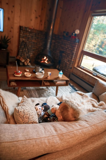 Photo boy sleeping on sofa