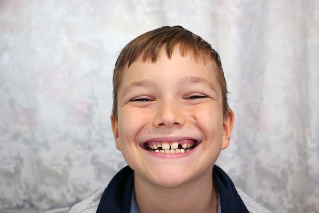 소년 미소와 그의 이빨을 보여줍니다 근접 촬영 초상화