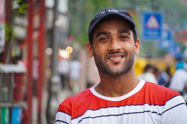 Foto un ragazzo sorridente ritratto