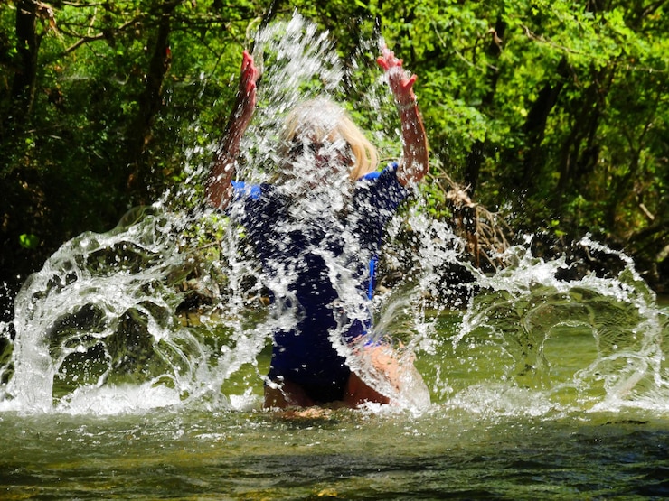 Photo boy splashing water in park