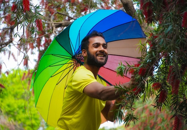 春の季節の少年、屋外の傘で色付きの傘の休日