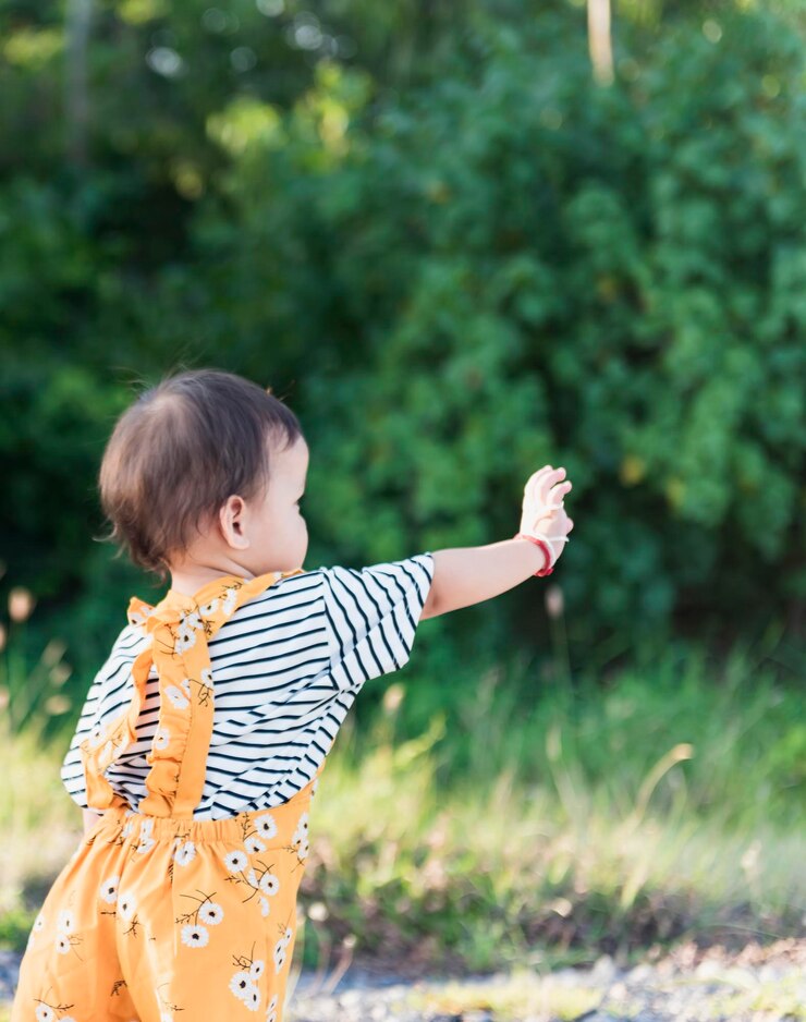 Photo 植物のそばに立っている少年