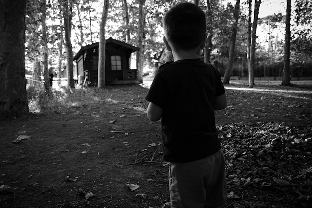 Photo boy standing in forest