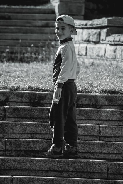 Photo boy standing on steps