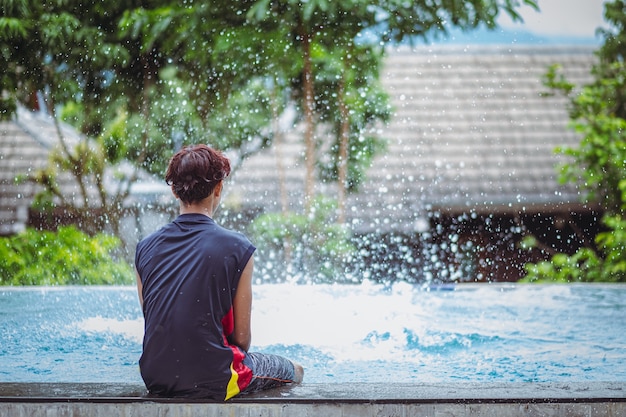 少年は、パンデミックによる学校の閉鎖に飽き飽きして家にいます。悲しくて一人で家の中で