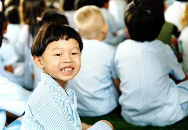 写真 男子生徒が生徒の行に座っています。