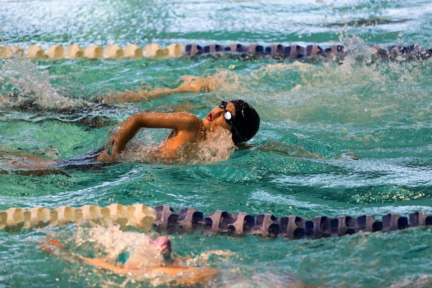 Photo boy swimming in pool