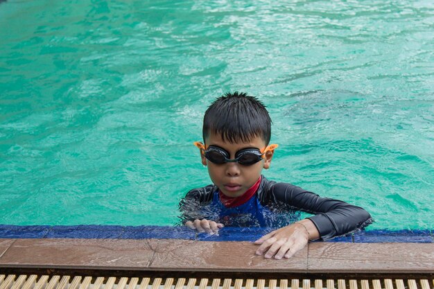 Photo boy swimming in pool