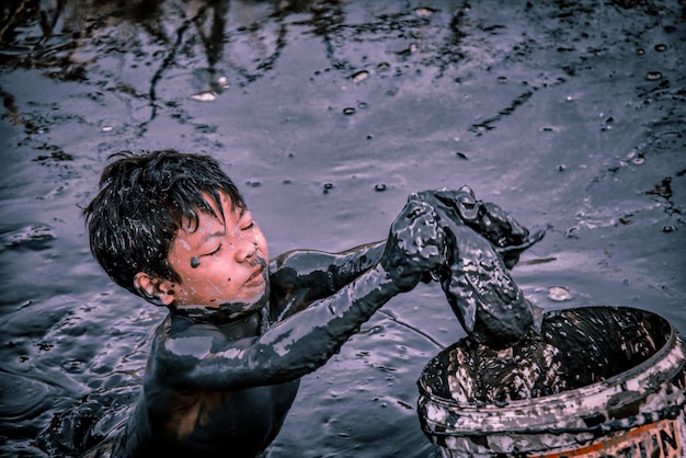 水の中を泳ぐ少年
