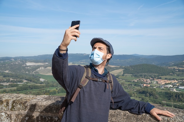 自己写真を撮る少年