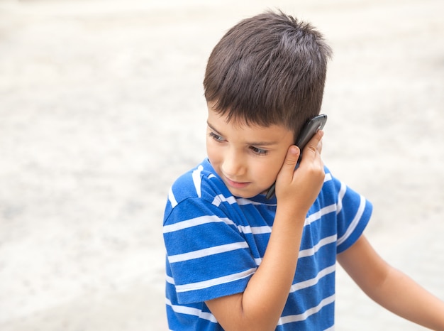 電話で話している少年