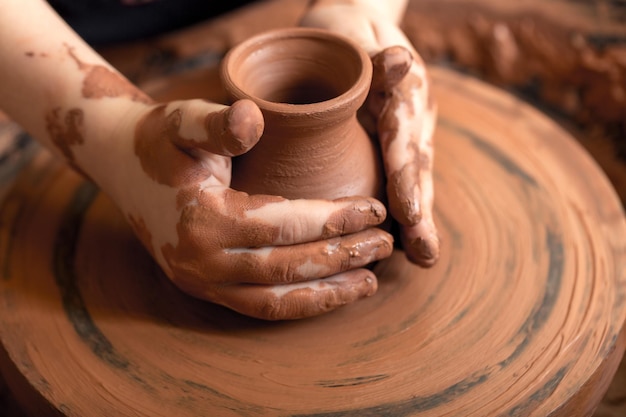 도자기 작업장 전통 예술에서 일하는 소년 십대 도예가 찰흙 그릇