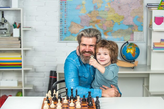 소년은 교육 개념을 위한 체스 게임 스타일에 대해 생각하거나 계획합니다. 남자 교사는 미취학 아동과 체스를 합니다.