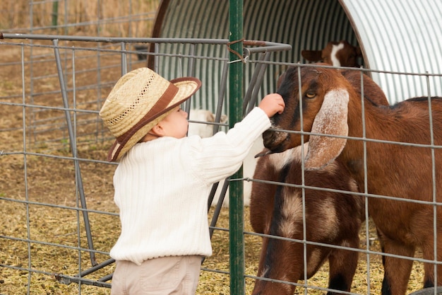 Bambino ragazzo in fattoria.