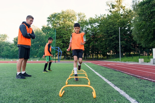 サッカー場での少年トレーニング