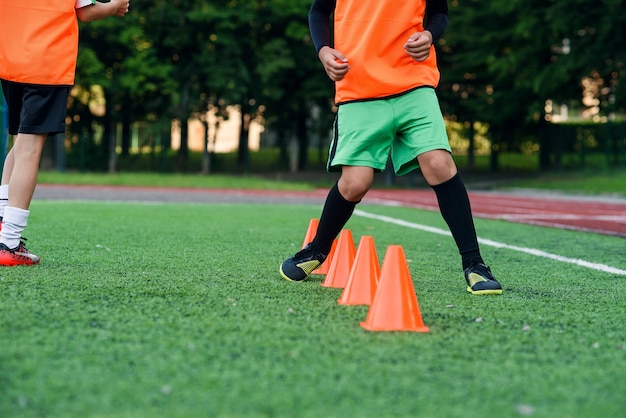 サッカー場での少年トレーニング