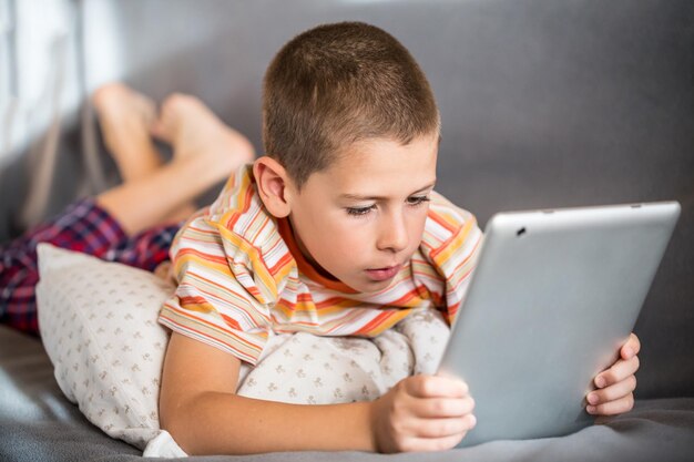 Photo boy using tablet