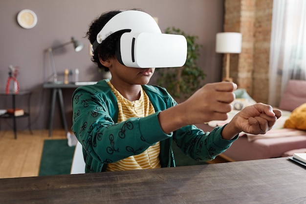 비디오 게임을 하기 위해 VR 고글을 사용하는 소년