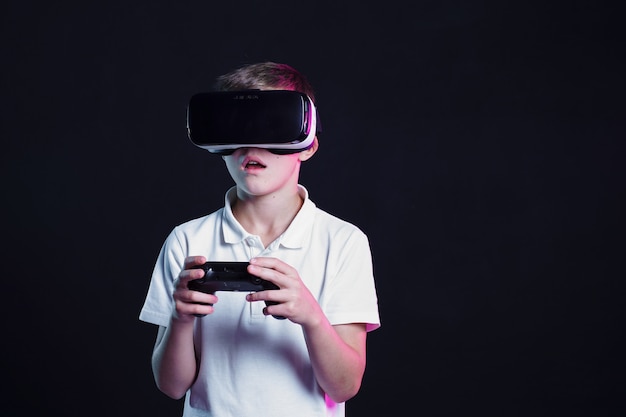 Ragazzo in occhiali vr giocando con il gamepad