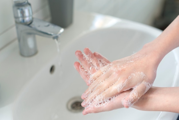 Photo boy washing his hands close-up