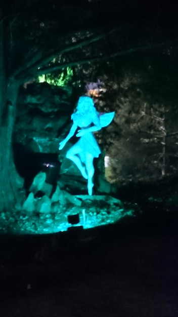 Foto ragazzo in acqua di notte