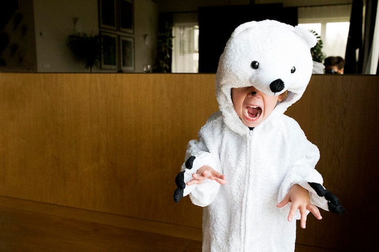 Photo boy wearing polar bear costume at home
