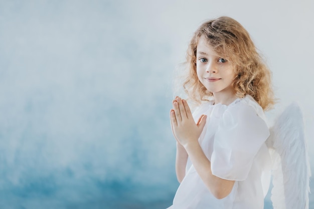 Photo boy in white robes